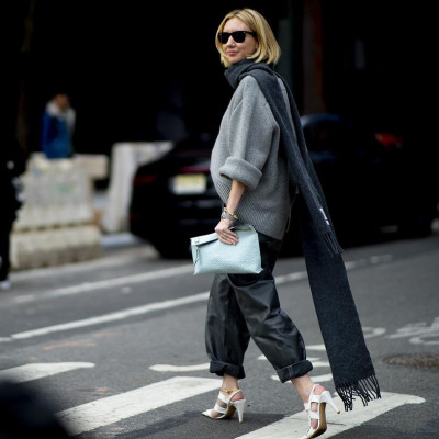 Γιατί το κασκόλ σου φέτος πρέπει να ακουμπάει στο πάτωμα