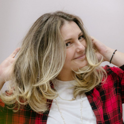 TRESHowTo: Δες πώς θα κάνεις το αγαπημένο Big 90’s Blowout βήμα-βήμα με τη Δήμητρα Δανίκα