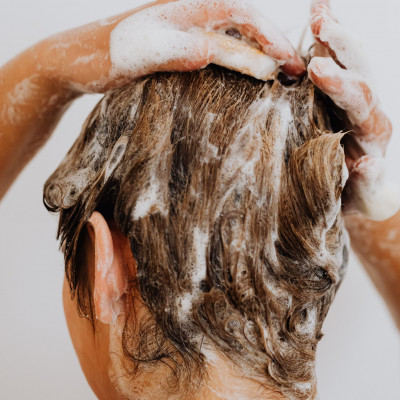 Το σωστό λούσιμο έχει και τα μυστικά του – 7 tips για τέλεια μαλλιά