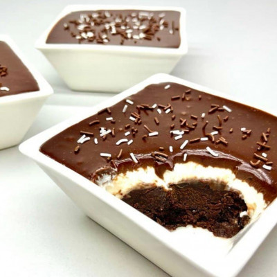 Brownies σοκολάτας με κρέμα χωρίς αυγά - Έτοιμα σε 6 λεπτά (vid)