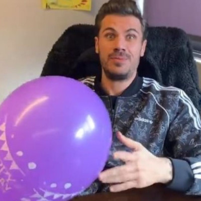 Άκης Πετρετζίκης: Η ηλικία, τα πρώτα γενέθλια ως μπαμπάς και οι απανωτές εκπλήξεις