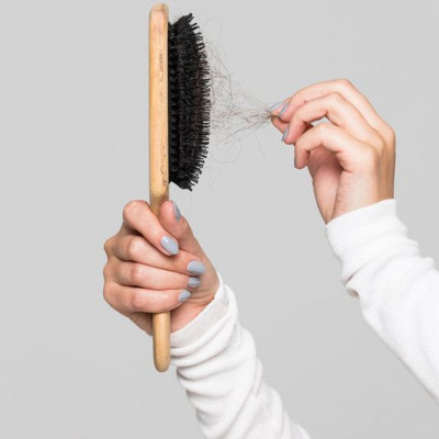 Τριχόπτωση: Φυσικές αλλά αποτελεσματικές λύσεις που μπορείτε να δοκιμάσετε (εικόνες)