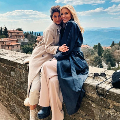 Η Κατερίνα Καινούργιου με τη Δανάη Παππά πήγαν για ένα κρασί στην Τοσκάνη