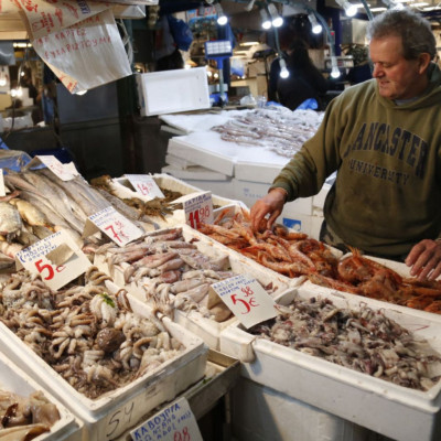 Τα 5 sos που πρέπει να ξέρεις πριν αγοράσεις θαλασσινά και άλλα σαρακοστιανά (εικόνες)