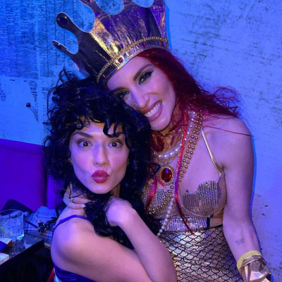 Πάρτι μασκέ με τούρτα υπερπαραγωγή για την Αθηνά Οικονομάκου και με τη Βάσω Λασκαράκη αγνώριστη