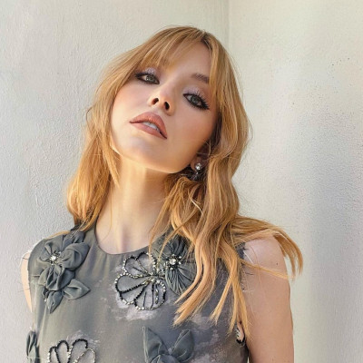 Η Sydney Sweeney έβαψε τα μαλλιά της χάλκινα και είναι ίδια με την Daphne Bridgerton