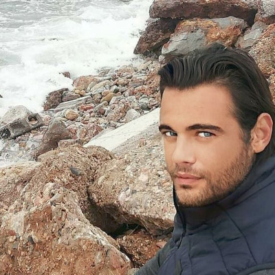 Theo Alexander: Ο Έλληνας του «True Blood» έβαλε 56 κιλά για τις ανάγκες ενός ρόλου