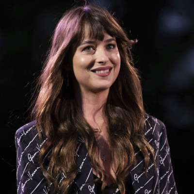 Έχεις πάει ποτέ απρόσκλητη σε γάμο; Η Dakota Johnson πάντως το κάνει συνέχεια