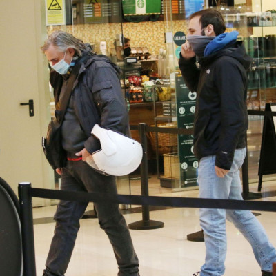 Άκης και Ορέστης Σακελλαρίου: Βόλτα για πατέρα και γιο που μοιάζουν σαν... δυο σταγόνες νερό!