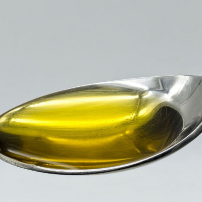 Μια κουταλιά ελαιόλαδο κάθε πρωί: Τα οφέλη για την υγεία (video)