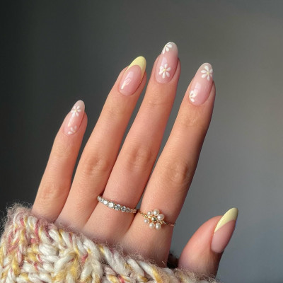 Το επόμενο μανικιούρ σου θα μυρίζει άνοιξη - 10 nail art με λουλούδια για να διαλέξεις