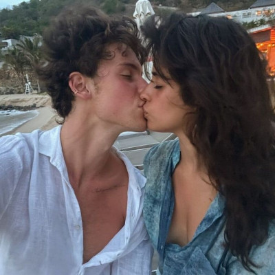 Ο Shawn Mendes μιλά για τη σχέση του με την Camila Cabello: «Πραγματικά δε με νοιάζει»