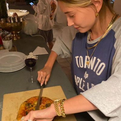 Η συνταγή της Hailey Bieber για το pizza τοστ θα γίνει η νέα σου εμμονή