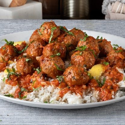 Άκης Πετρετζίκης: Κεφτεδάκια από πλιγούρι με κόκκινη σάλτσα