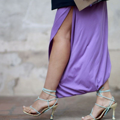 Show some leg: Η μόδα αυτή την άνοιξη ανεβάζει το σκίσιμο σε φούστες και φορέματα