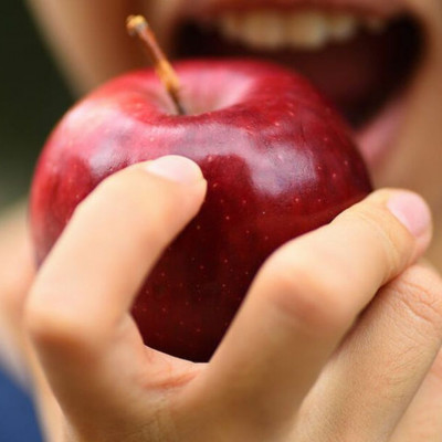 Τι πρέπει να προσέχετε όταν τρώτε μήλα (video)