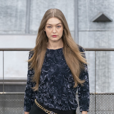 Hemisqualane: Το buzzy συστατικό που υπόσχεται να σου χαρίσει υγιή και δυνατά μαλλιά