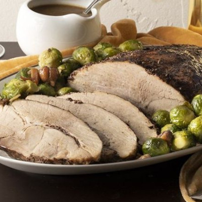 Άκης Πετρετζίκης: Ψητό χοιρινό μπούτι με λαχανάκια Βρυξελλών