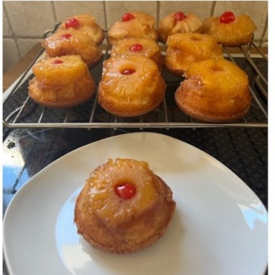 Συνταγή για τα απόλυτα mini upside down pineapple cakes που θυμίζουν παιδικές αναμνήσεις