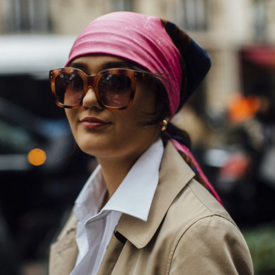 Tο πιο εύκολο styling trick που θα δώσει ανοιξιάτικο αέρα στα σύνολα σου με μία και μοναδική κίνηση