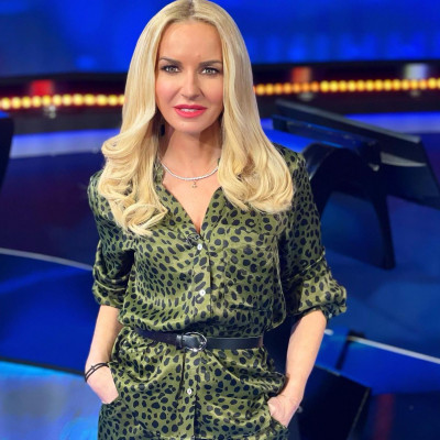 Η Μαρία Μπεκατώρου μεταμόρφωσε ένα satin pyjama set με μία μόνο κίνηση