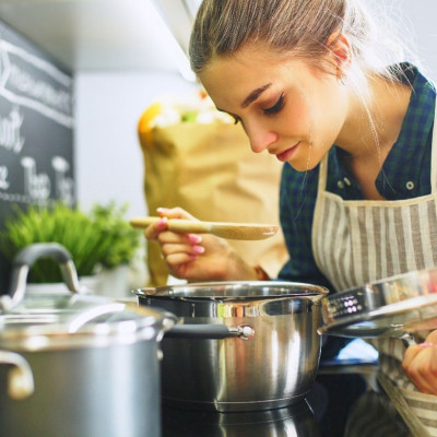 Θέλεις να γλιτώνεις χρόνο από το μαγείρεμα; Δες τι δεν πρέπει να λείπει από το ντουλάπι σου!