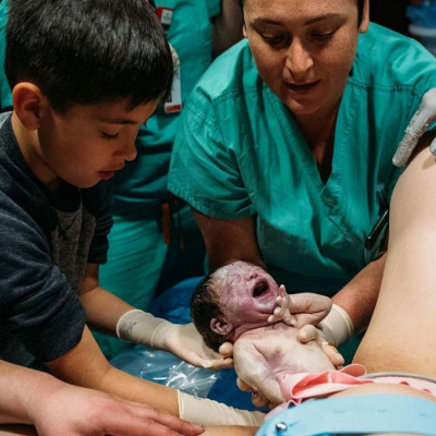 Αγόρι βοήθησε στη γέννα της μαμάς του - Μαγικές εικόνες