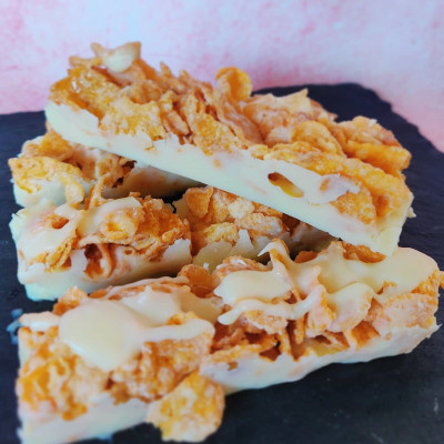 Μπάρες με κορν φλέικς και καραμελωμένα φιστίκια: Το μυστικό σνακ για τις λιγούρες σου