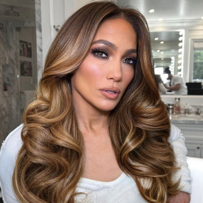 Double french manicure: Η JLo με το iconic nail art που θα κάνεις ξανά και ξανά