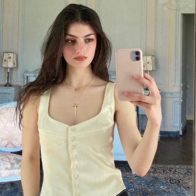 Spring is here - 10 κομψά tops που θα φοράς συνέχεια την άνοιξη (από το πρωί ως το βράδυ)