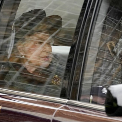 Η βασίλισσα στο μνημόσυνο του Φίλιππου: Περπάτησε με το μπαστούνι της με τον Andrew δίπλα της