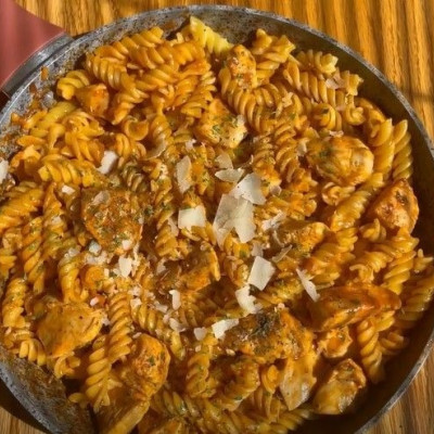 Creamy chicken pasta: Πώς θα φτιάξεις την πιο νόστιμη μακαρονάδα σε χρόνο dt