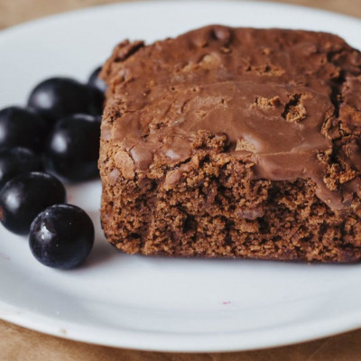 Νηστίσιμο γλυκό με μόλις δύο υλικά και χωρίς ψήσιμο (vid)