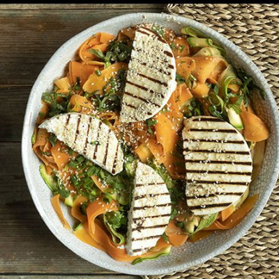 Άκης Πετρετζίκης: Σαλάτα λαχανικών με ψητό μανούρι