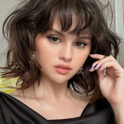 Bottleneck bangs: H Selena Gomez έκανε το πιο hot κούρεμα της σεζόν