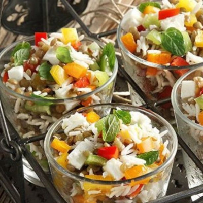 Άκης Πετρετζίκης: Σαλάτα με φακές φούρνου