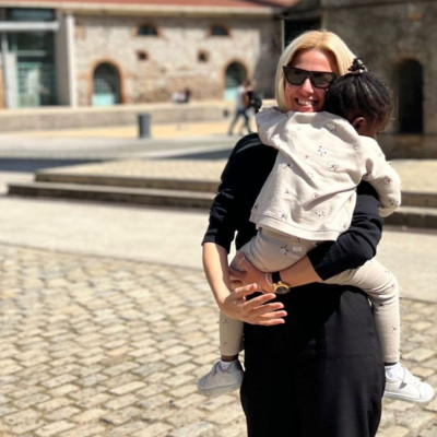 Η Χριστίνα Κοντοβά σε βόλτα με την κόρη της, Ada - Τα παιχνίδια και η «ζεστή» αγκαλιά