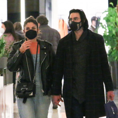 Μαίρη Συνατσάκη-Ίαν Στρατής: Πιασμένοι χέρι-χέρι σε ψώνια για το σπίτι τους!