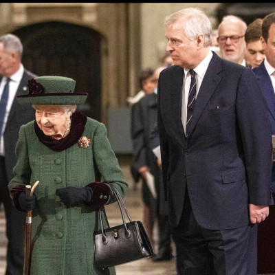 Ο πρίγκιπας Andrew θα συνοδεύσει ξανά τη βασίλισσα Ελισάβετ - Έξαλλοι ο William και ο Κάρολος