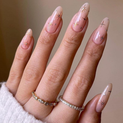 Star nails: 10 μανικιούρ για να «ταξιδέψεις» στ’ αστέρια
