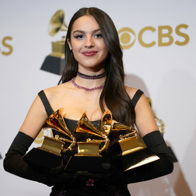 Grammys 2022: Η Olivia Rodrigo με punk glam eye look είναι το make up Inspo της εβδομάδας