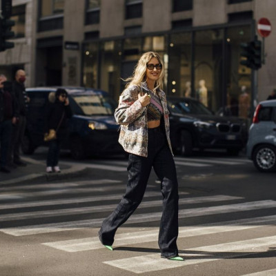 Baggy denim + γόβες: Ο πιο fashionable συνδυασμός της άνοιξης