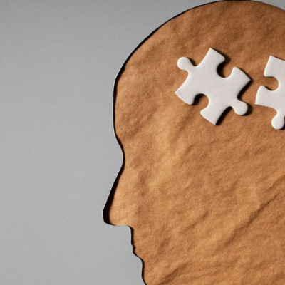 Άνοια: Πώς συνδέεται η υπερκατανάλωση αλκοόλ μετά τα 40 με τη νόσο