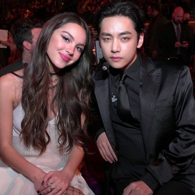 Ο V των BTS αποκάλυψε τι ψιθύρισε στο αυτί της Olivia Rodrigo στα Grammys