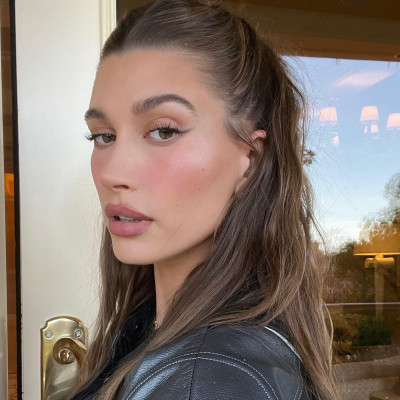 Το μυστικό της Hailey Bieber για juicy χείλη απαιτεί μόλις 15 δευτερόλεπτα