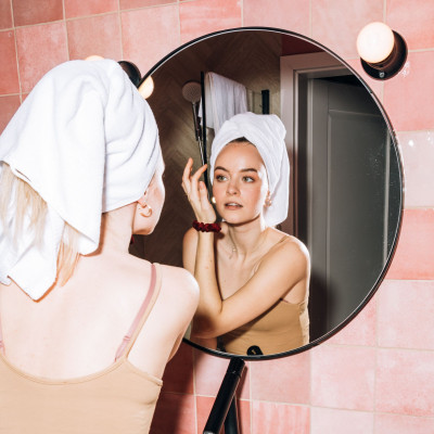 Η πιτυρίδα στο πρόσωπο υπάρχει και δεν έχει σχέση με το ξηρό δέρμα – Πώς θα την καταπολεμήσεις