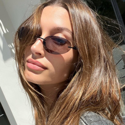 Trend alert - Η Hailey Bieber φοράει nonstop 5 διαφορετικά στυλ γυαλιών ηλίου