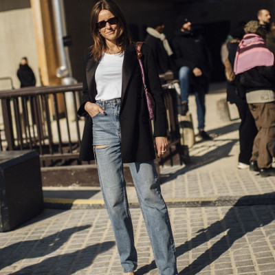 8 φρέσκα outfits με λευκό t-shirt και τζιν για να φορέσεις την άνοιξη στο γραφείο