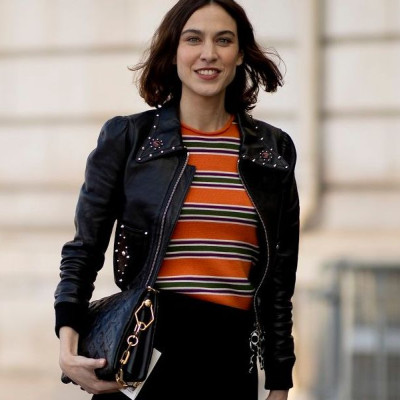 Style icon: Η Alexa Chung βρήκε το ιδανικό δερμάτινο jacket που θα φορέσουμε τώρα
