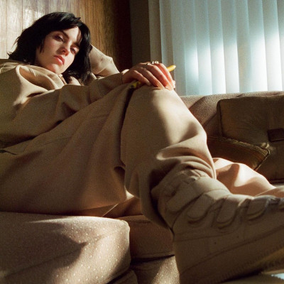 Η Billie Eilish κυκλοφορεί τα δικά της οικολογικά sneakers και είναι happier than ever